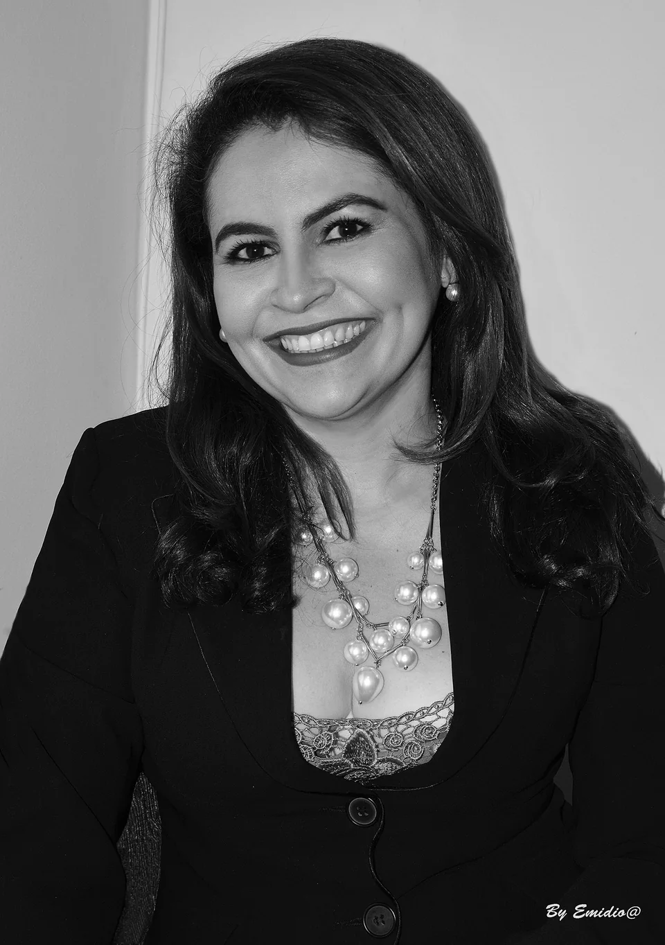 Retrato em preto e branco da Dra. Mara Bittencourt sorrindo
